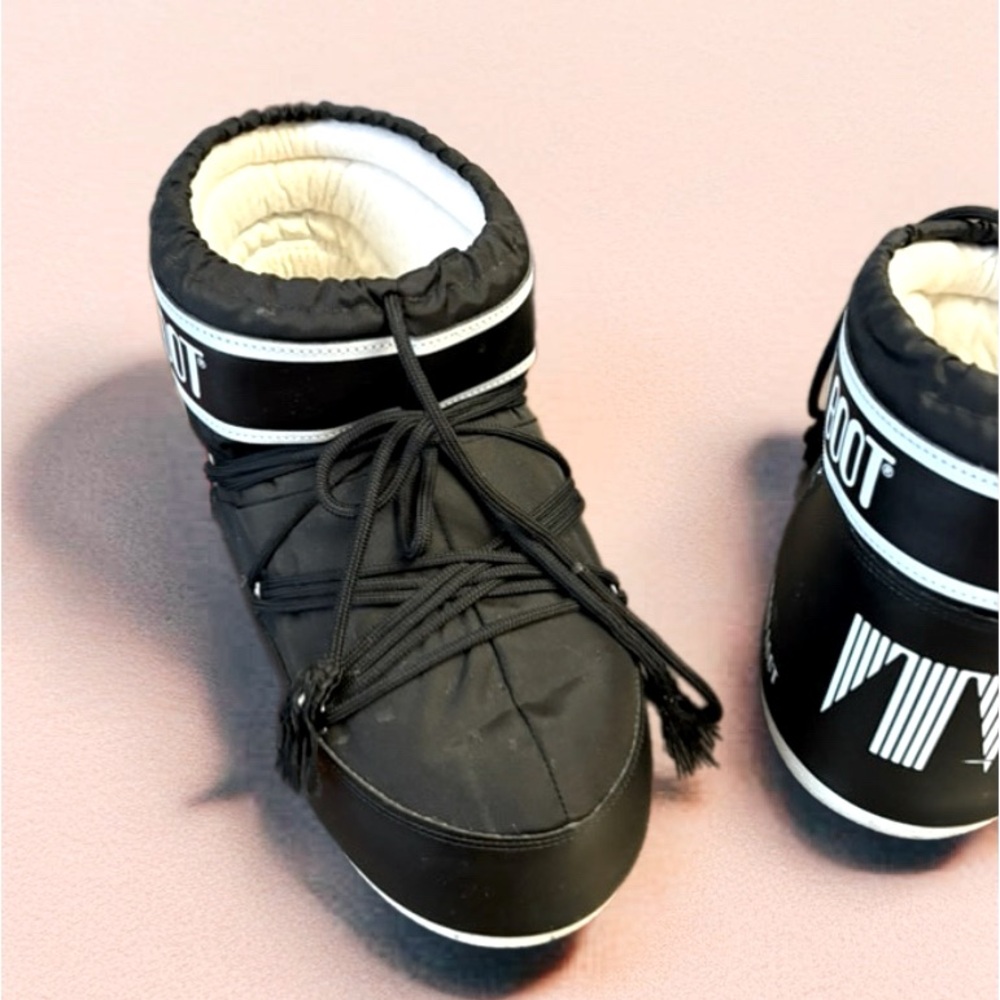 Moon Boots Mid top size 10